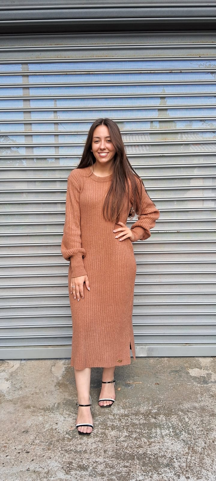 VESTIDO CANELADO COM FENDA LATERAL E MANGA FOFA