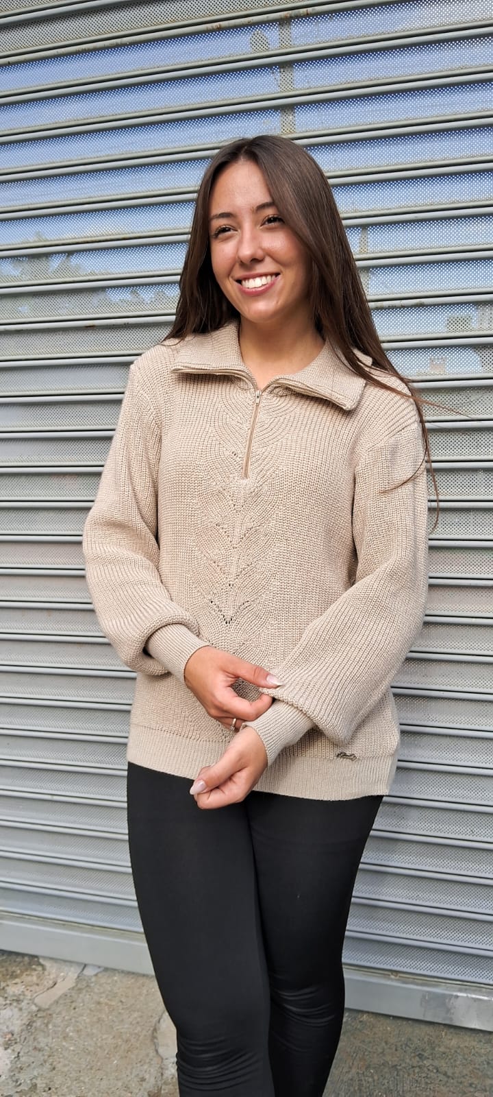 BLUSA PONTO PÉROLA COM GOLA E ZIPER